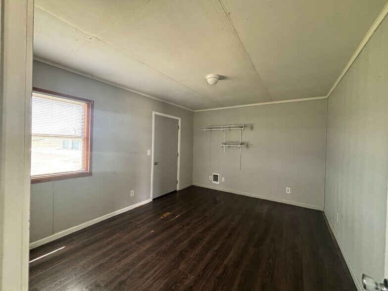 Building Photo - 5130 W Paradise Ln