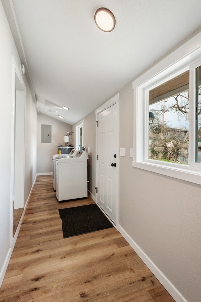 Building Photo - Conveniently located Single-family house available for Rent!