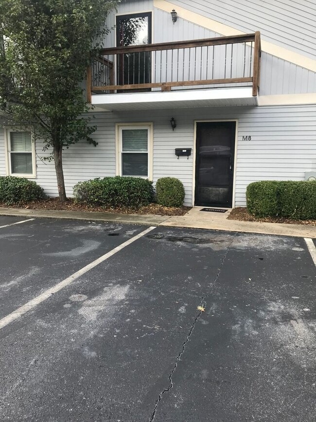 Building Photo - Lovely 3 bedroom Town Home with Fresh Paint and New Flooring Upstairs!! East North Street Area