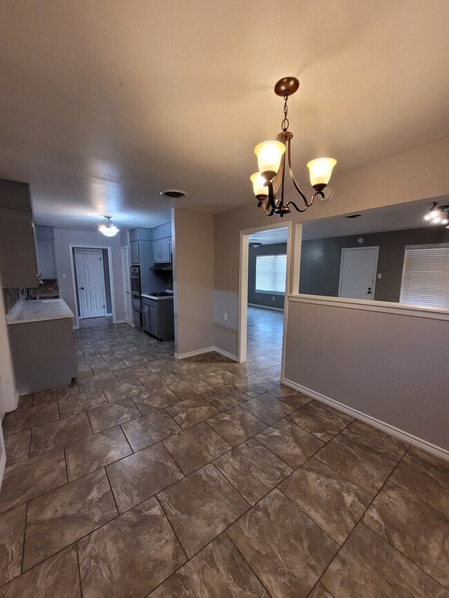 Building Photo - Move in ready 3 bed 2 bath home with 2 car...