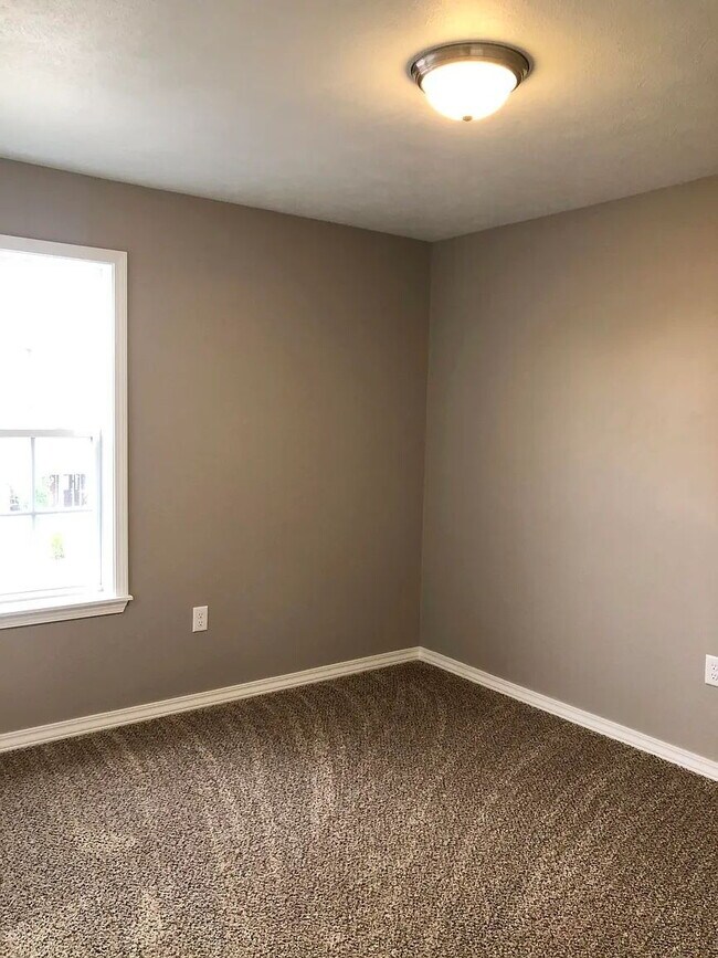 Building Photo - Cute town house with lawncare included!