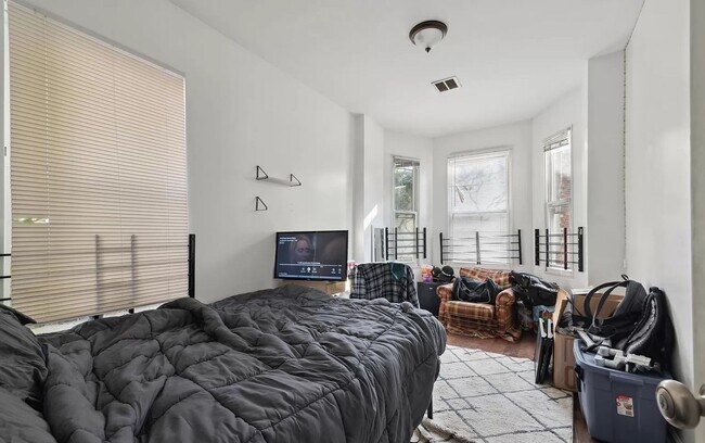 Building Photo - Stunning 6-Bedroom Townhome Near Temple University! Available August 2026!