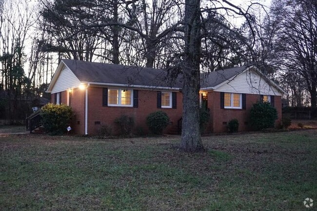 Building Photo - 8033 Albemarle Rd