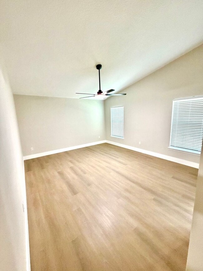 Building Photo - Beautiful Remodeled/Renovated 3/2/2 with Large Screen Porch - near Tuskawilla Rd