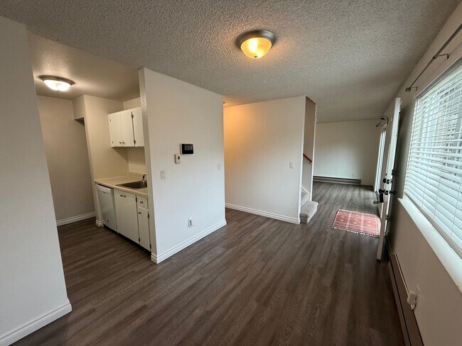 Building Photo - North Tacoma Townhome