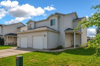 Building Photo - 3 bed 2 bath duplex with sprinkler system
