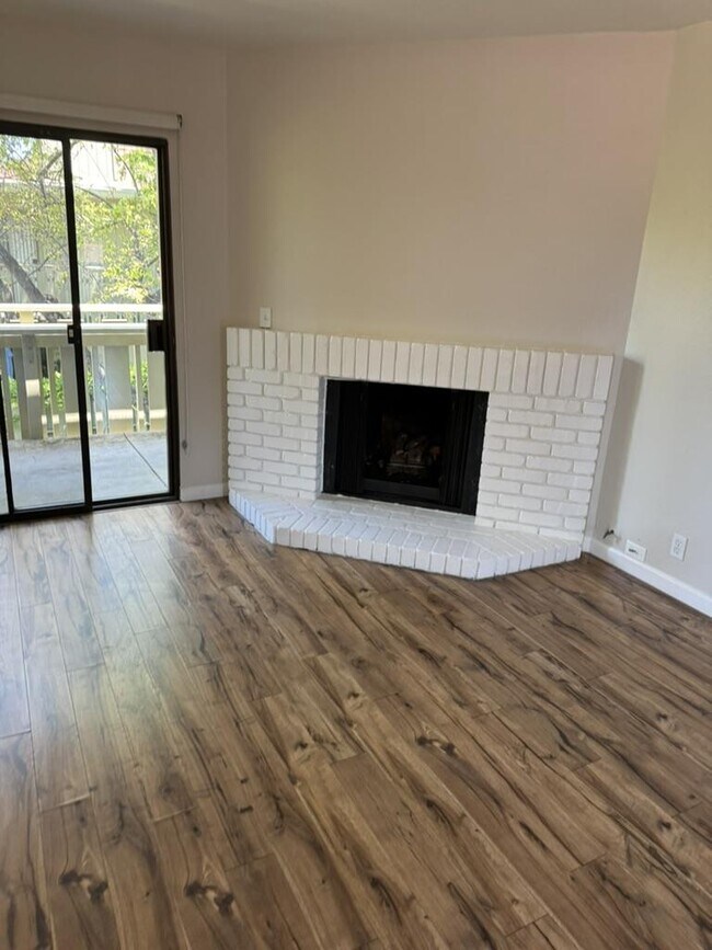 Building Photo - 1070 Mercedes Ave