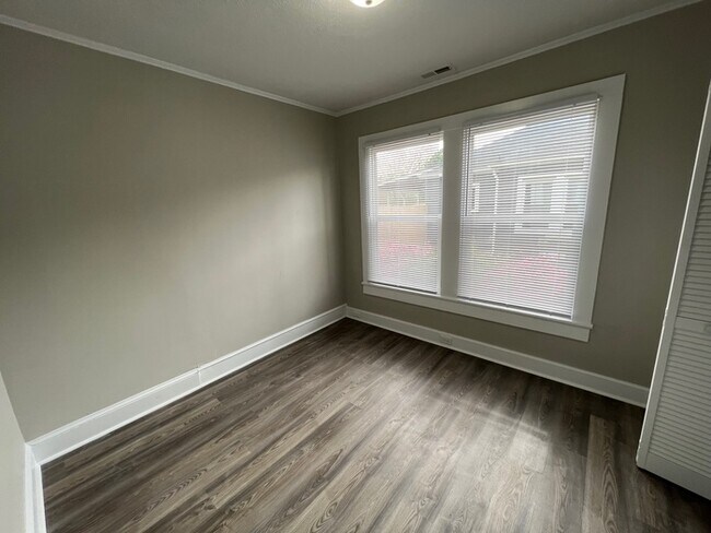 Building Photo - 1006 W C Street