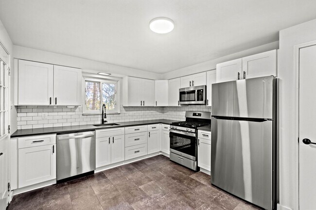 Building Photo - READY FOR MAY 15TH!! STUNNING & UPDATED 3-BEDROOM IN WHITE OAK!