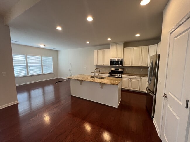 Building Photo - 447 Warren Hill Dr