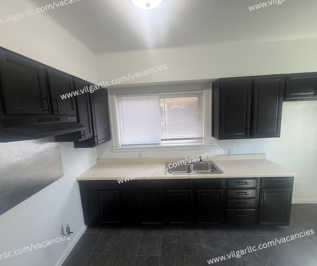 Building Photo - For Rent - Spacious 3 Bed/1Bath Home