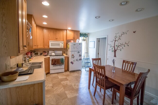 Building Photo - 453 S 9th St