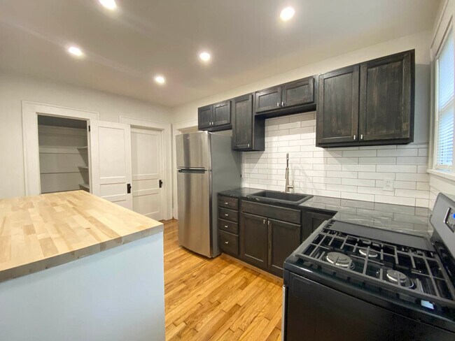 Building Photo - The Oaks Apartments