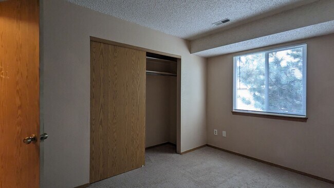 Building Photo - 2 bed 1 Bath Townhome Available Now