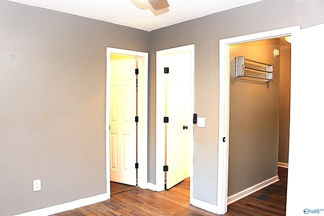 Building Photo - 101 Cresent Circle