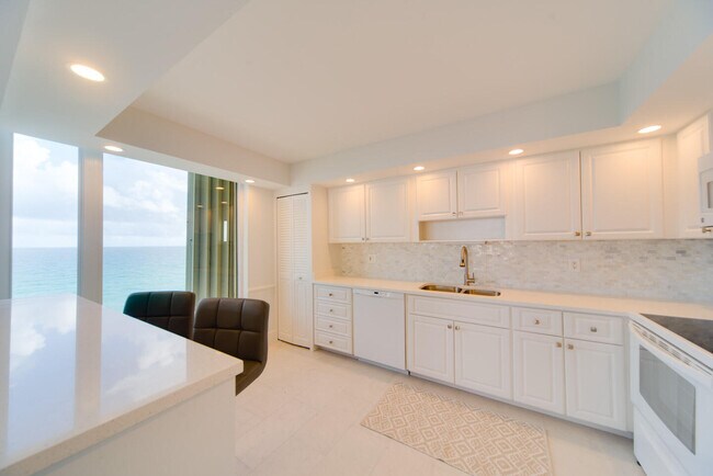 Building Photo - 3009 S Ocean Blvd