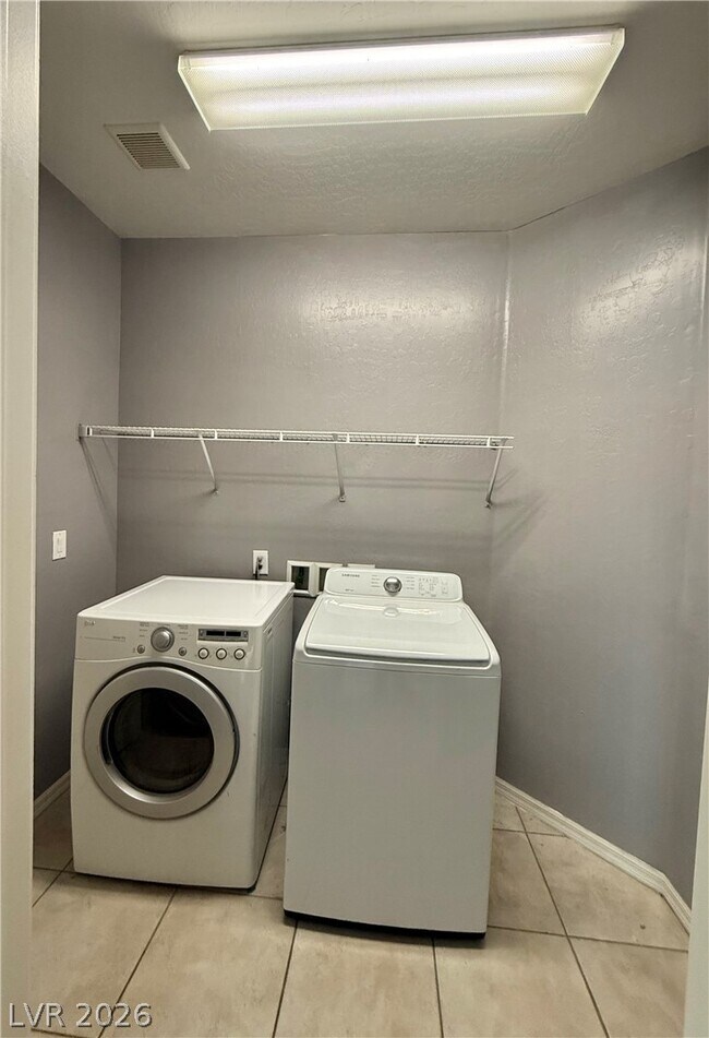 Building Photo - 3989 Spanish Barb St