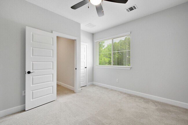 Building Photo - North Loop Area Gem!!!