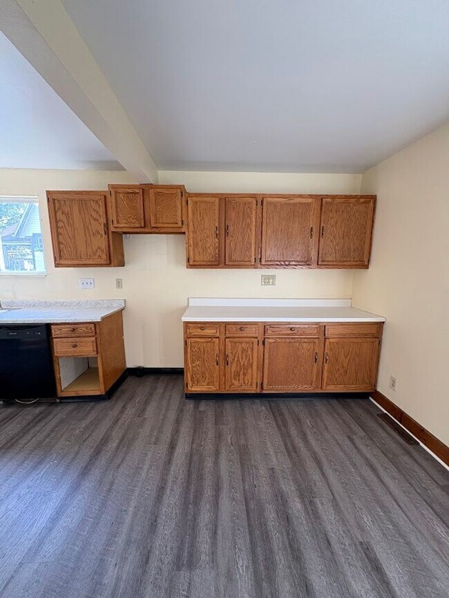 Building Photo - Three bedroom one bathroom home for rent