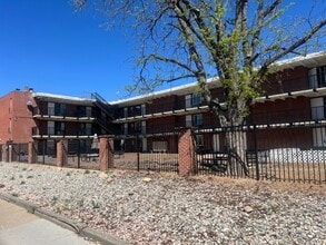Building Photo - 1 bedroom condo in Yosemite Court Condominiums! Available Now!