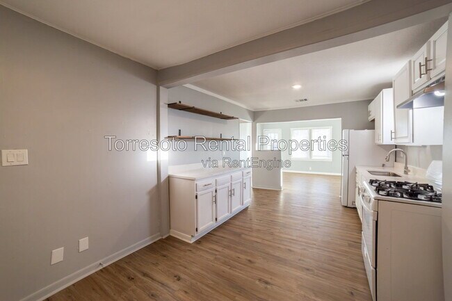 Building Photo - 2731 Menchaca St