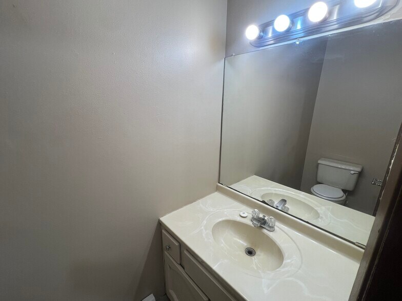 Building Photo - 2120 Valleyhigh Dr NW