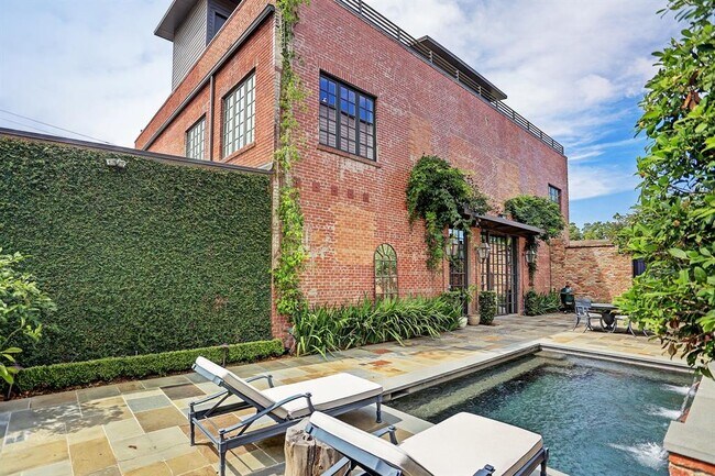 Building Photo - 808 Coronado St