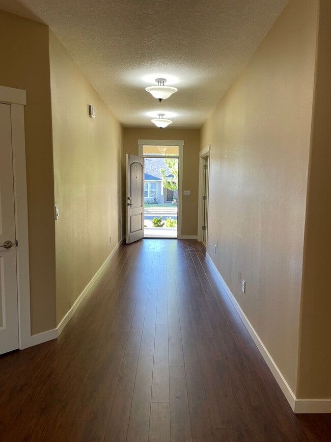 Building Photo - Beautiful Home with lots of upgrades
