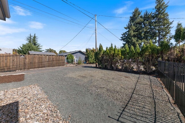 Building Photo - Charming 2 bedroom duplex