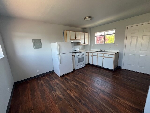 Eat In Kitchen - 7224 Fresno St