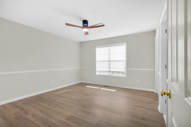 Building Photo - 705 E Hightree Ln