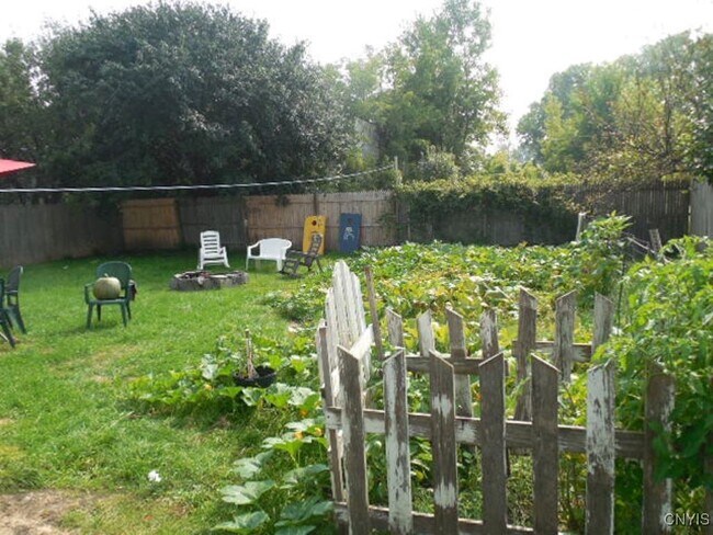 Building Photo - 835 Ann St