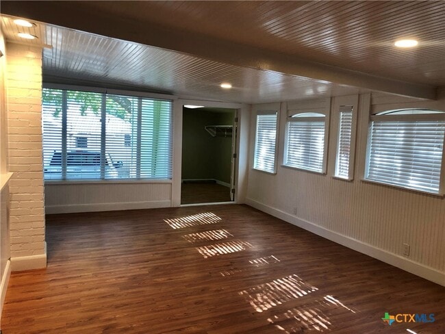 Building Photo - 414 W San Antonio St