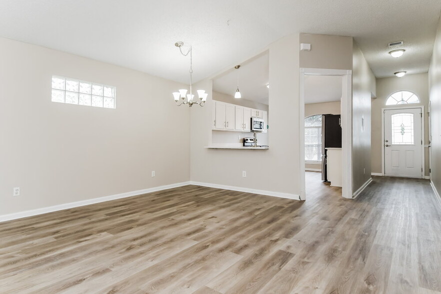 Building Photo - 6131 Alpenrose Ave