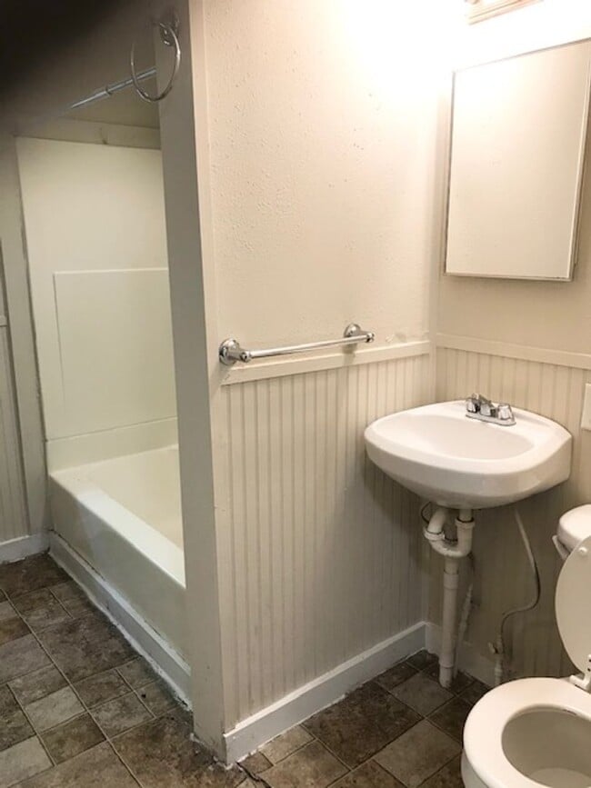 Building Photo - 1004 Ave F