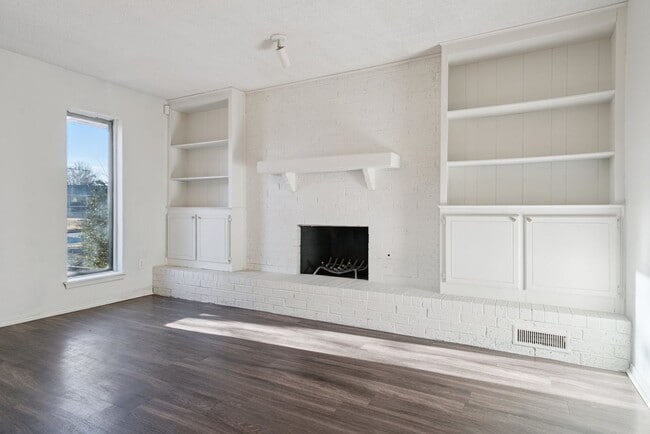 Building Photo - 3-Bedroom Home Near Dining, Shopping & Broadway Extension