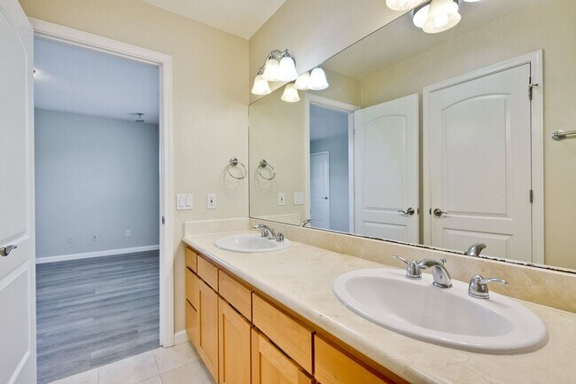 Building Photo - Awesome Home Located in a Quiet Tree Line Neighborhood