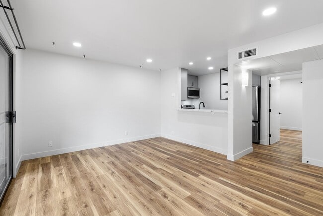 Building Photo - Renovated 1 Bedroom Condo Overlooking Creek