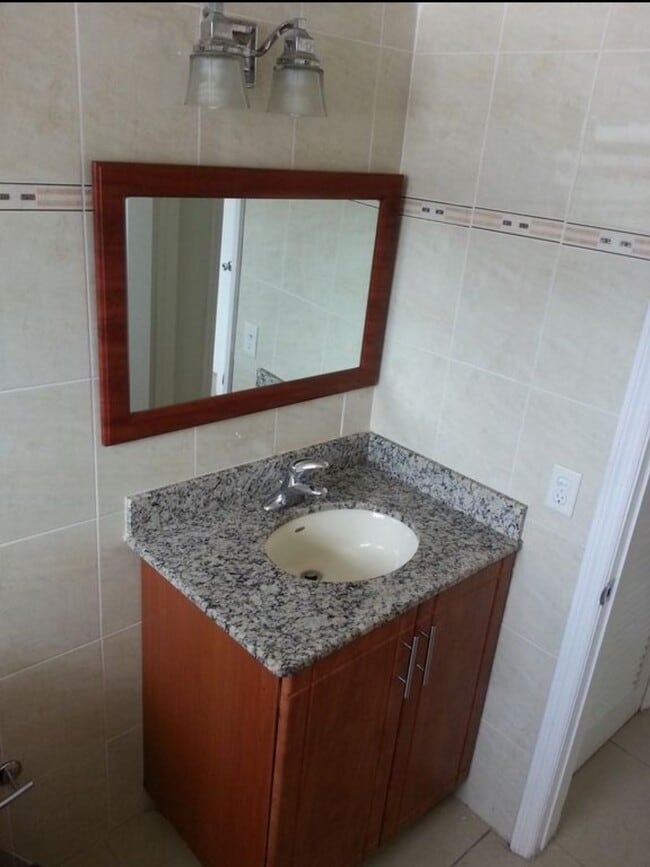 Building Photo - 1725 James Ave