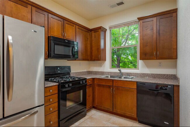 Building Photo - 10 Avenida Vista Esquisita