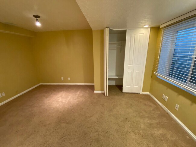 Building Photo - 4 Bed 2 1/2 Bath Home in Sandy