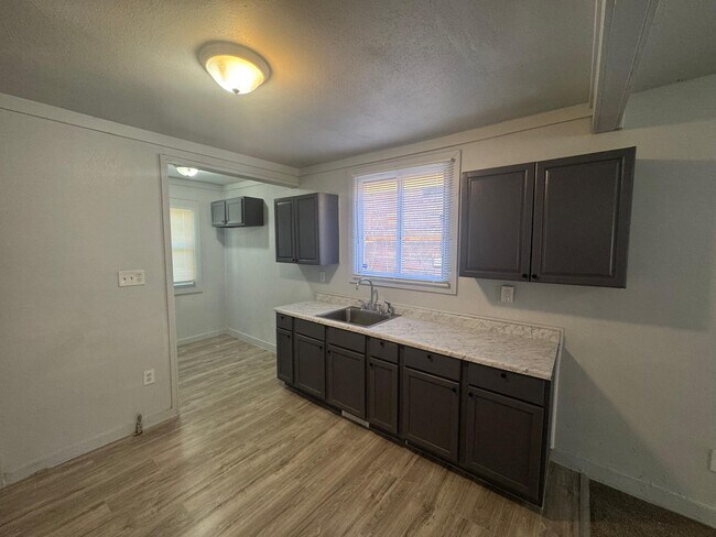 Building Photo - 15018 Pinehurst St