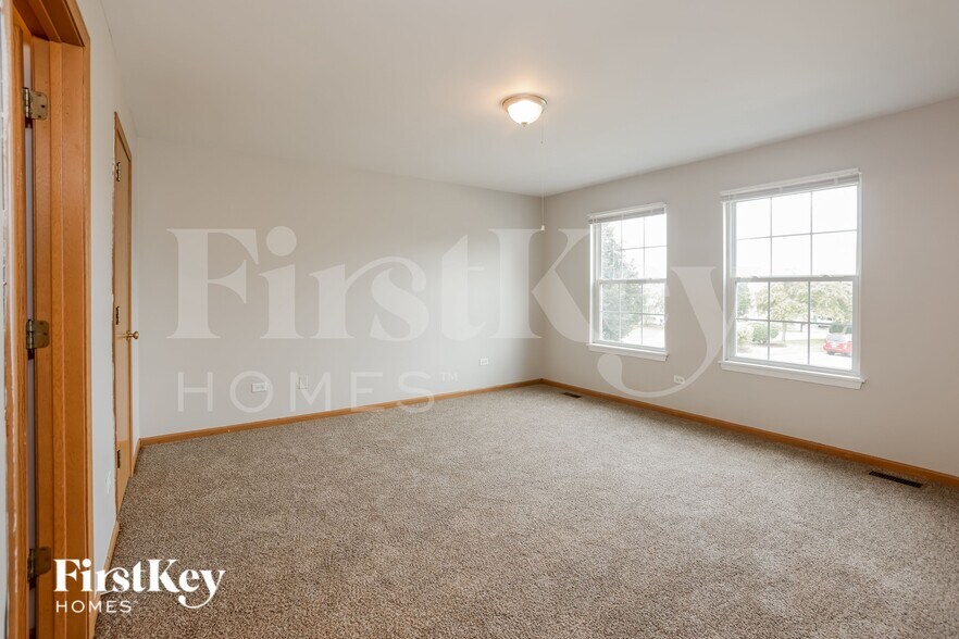 Building Photo - 7010 Paradise Cir