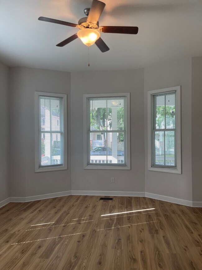Building Photo - Newly Renovated 2B Apartment just Blocks f...