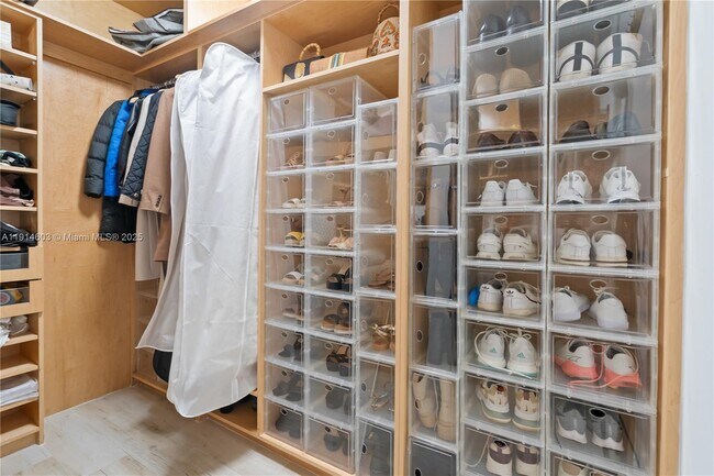 Building Photo - 1581 Brickell Ave