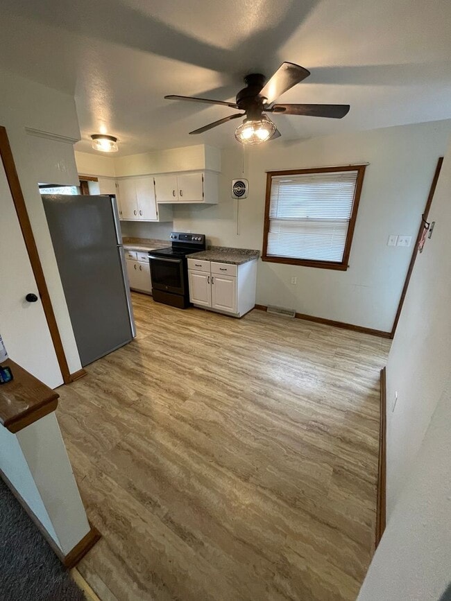 Building Photo - Single family home in great neighborhood!