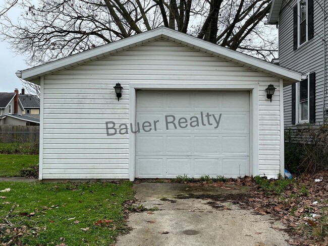 Building Photo - Three Beds, One and a Half Baths