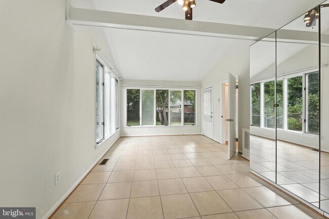Building Photo - 5011 Roslyn Rd