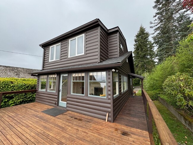 Building Photo - Desirable Indianola waterfront just in time for summer