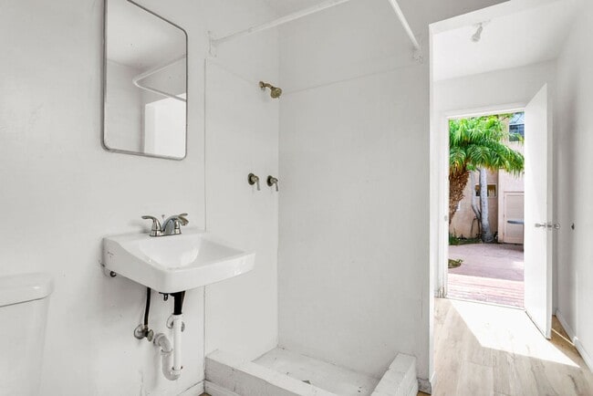 Building Photo - Great detached Home in Pacific Beach! Avai...